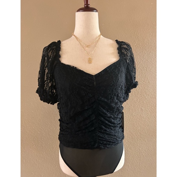 🆕Lace overlay short sleeve bodysuit - Picture 3 of 6